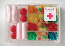 Happy Pills 创意糖果店品牌形象设计 Happy Pills 并不是药店,而是一家位于西班牙巴塞罗那的糖果商店。设计工作室 studio m 用“幸福的小药片”来做为创意的起点希望用糖果来驱除人们心中痛苦阴霾并且获得甜美的幸福,不过设计工作还是要落实到实处的,糖果店的整体的品牌形象设计和产品的包装设计都非常简洁、显著,很容易让人记住这个小小糖果商店和它的美味糖果。 (7张)